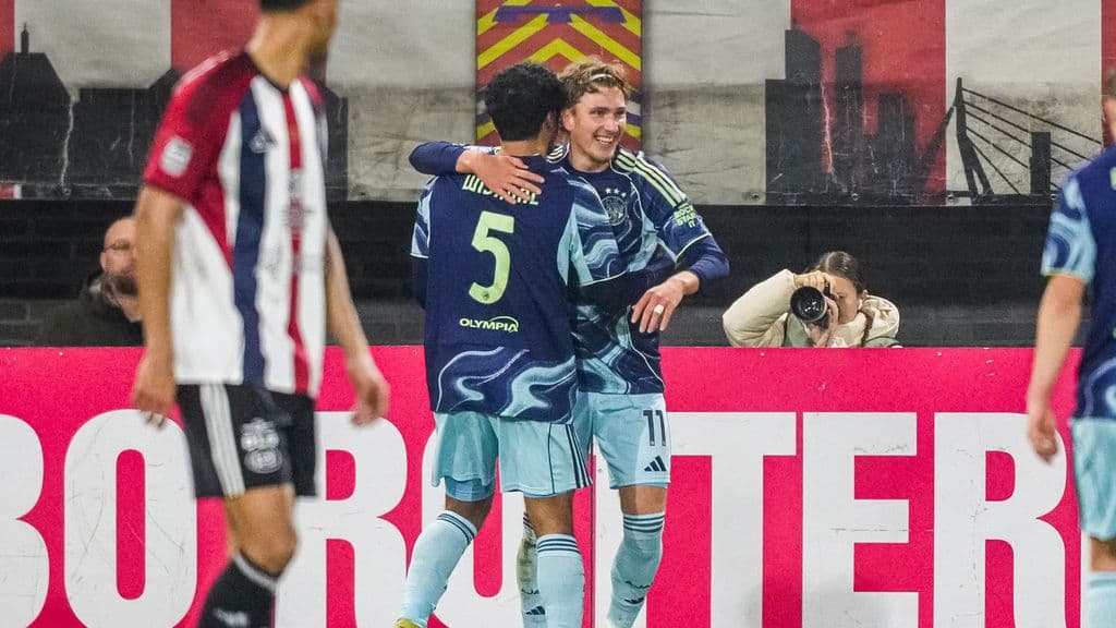 Ajax wint overtuigend van Excelsior, Bogarde assistent Suriname