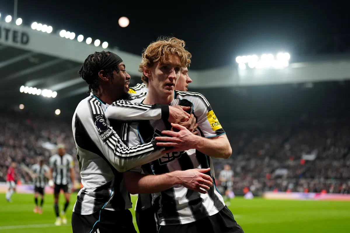 Newcastle verslaat tiental Manchester United in slotfase