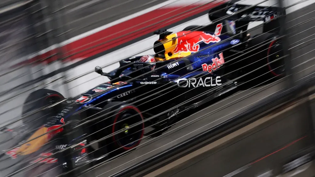 Verstappen tweede in rommelige eerste training Bakoe