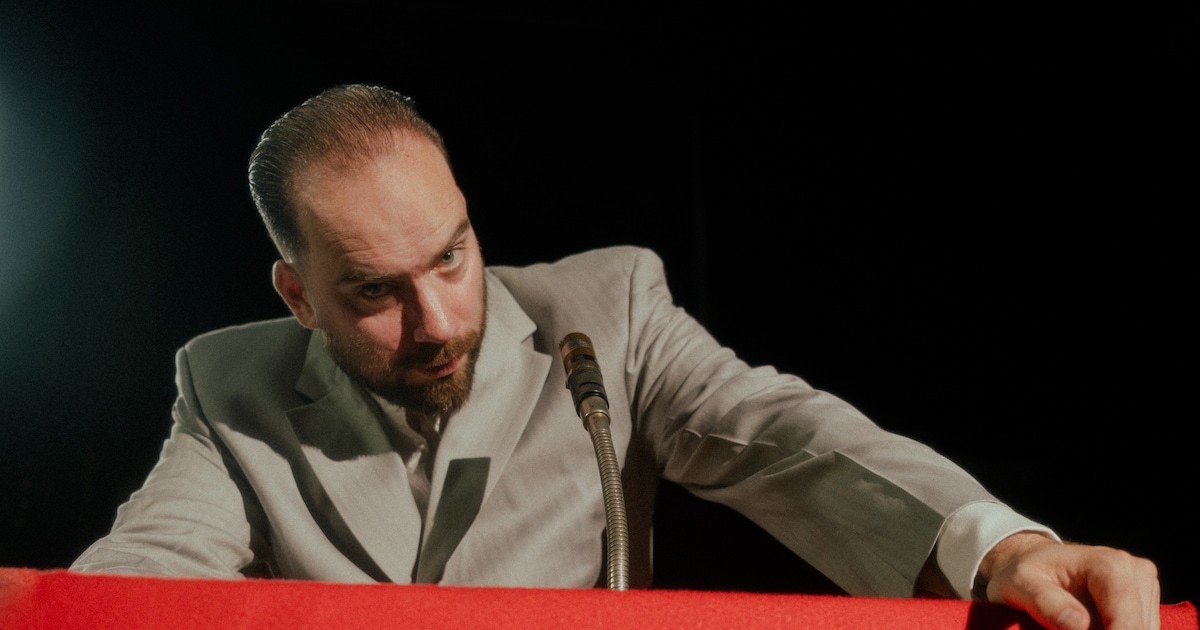 De Staat viert 25 jaar 'sterk leiderschap' met nieuw album over macht en populisme