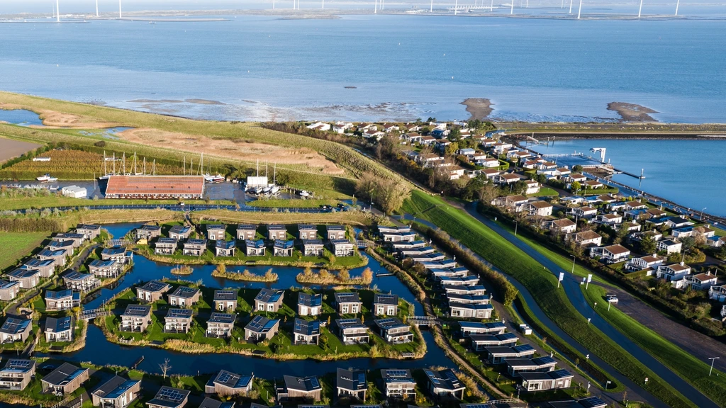 Zeeland hervormt toerismebeleid: kustgemeenten verzetten zich