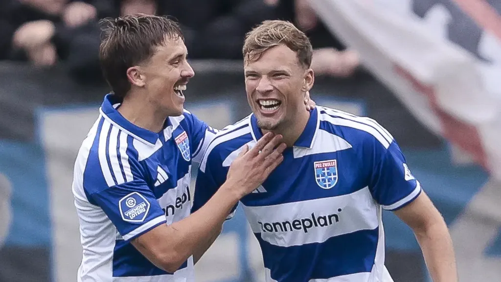 PEC Zwolle keert IJsselderby om: twee goals Oosting tegen zijn vader
